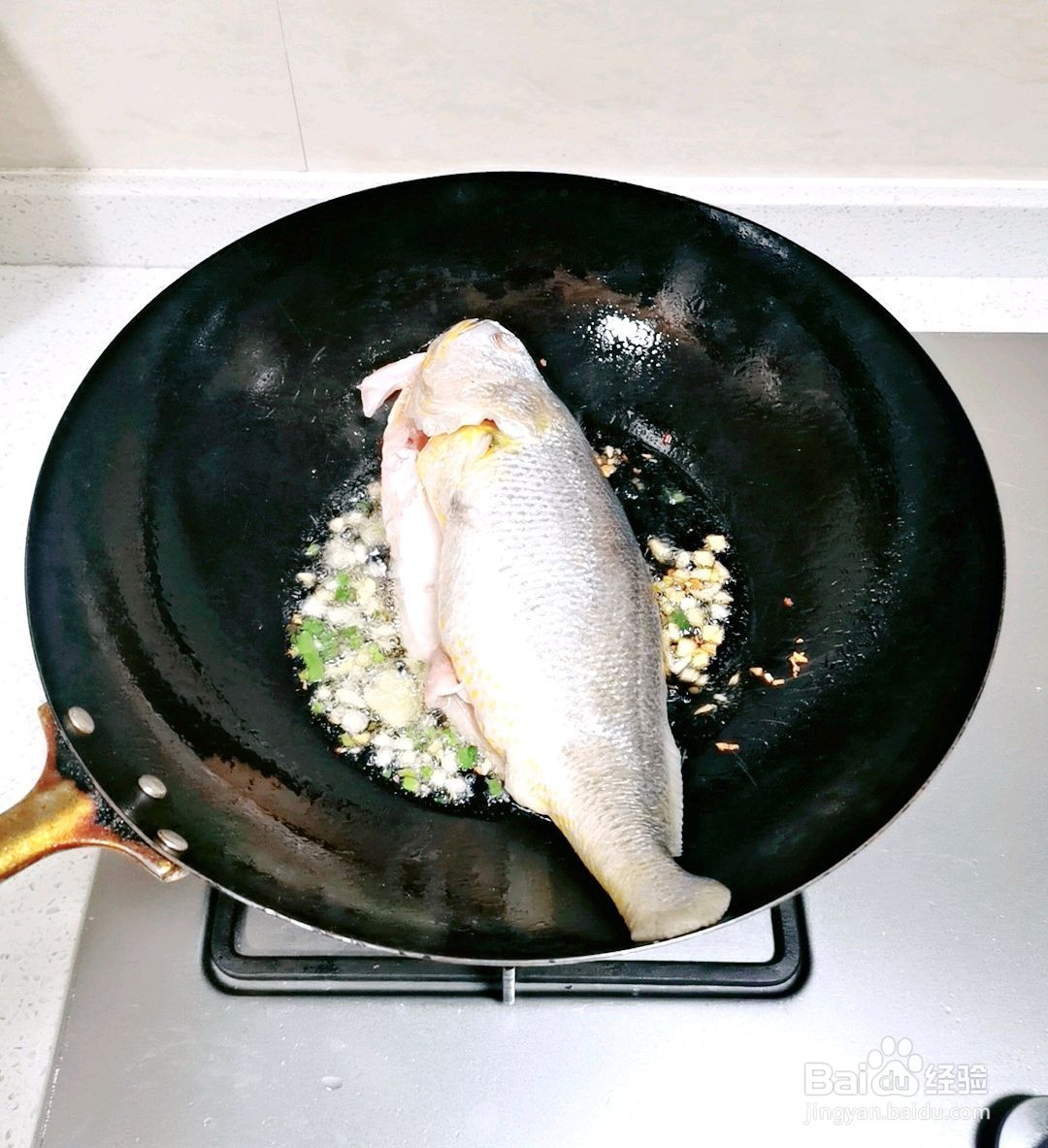 杂菜烧黄鱼的做法