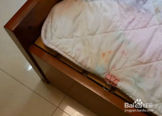 如何防止床单老是往下掉