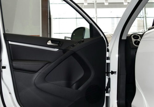 一键启动第一步怎么给车通电呢