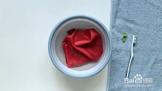 如何去除衣服上的口香糖