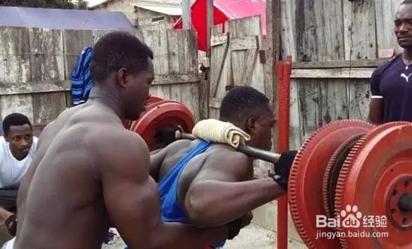 你嫌自己忙没时间锻炼,人家忙成狗也练出了腹肌