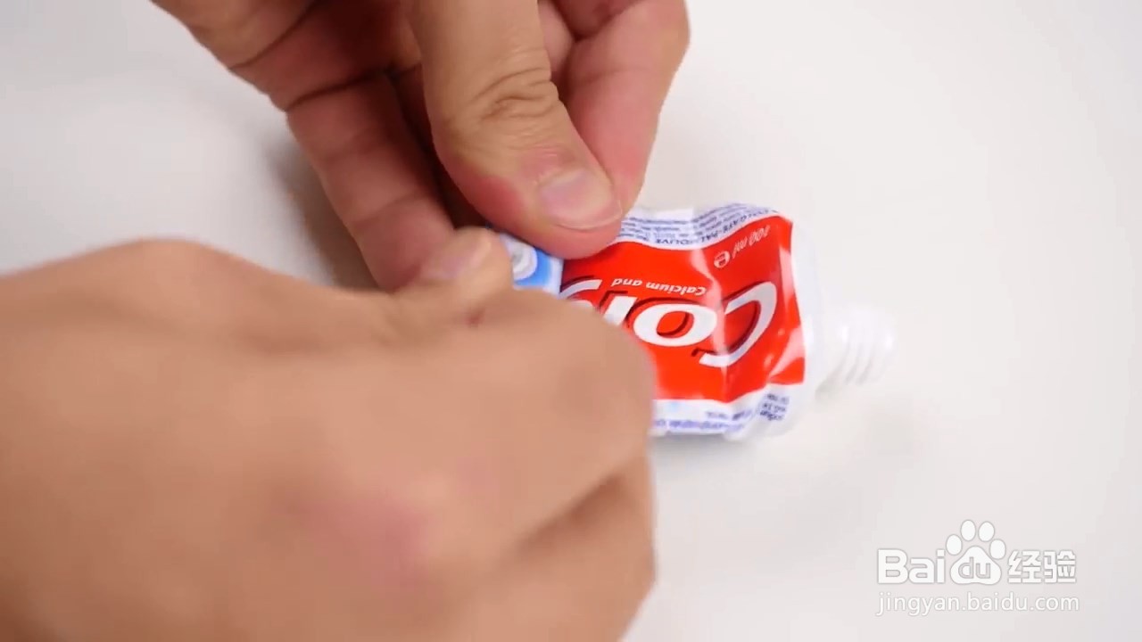 牙膏快用完了别扔掉，这样做还能挤不少出来
