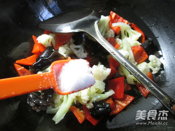 黑木耳红椒炒花菜