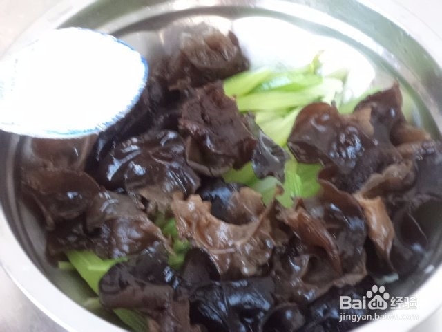 如何做出好吃的黑木耳拌芹菜