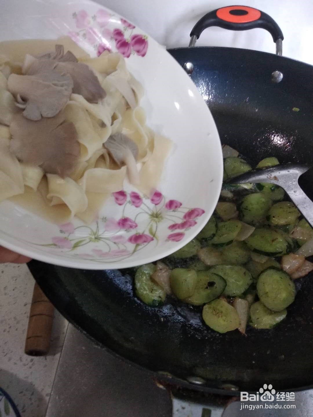 黄瓜蘑菇炒面如何做？