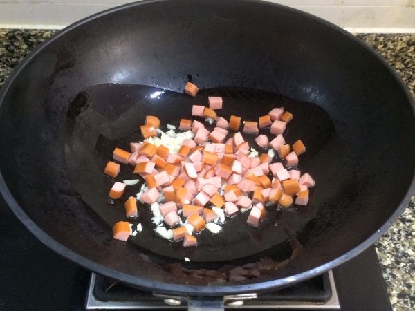 脆皮肠玉米百合杂炒