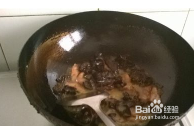 洋葱炒木耳是怎做的