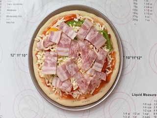 彩椒培根披萨怎么做？
