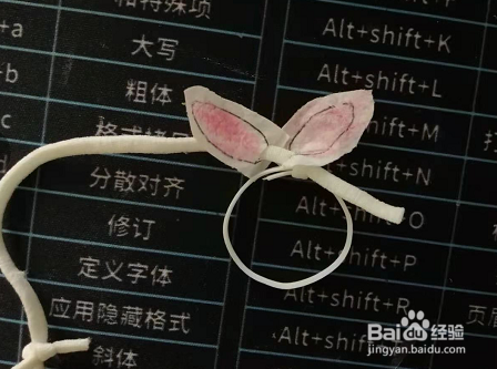 用口罩制作小兔子指环的步骤