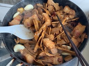 怎么做超级好吃的笋干焖五花肉