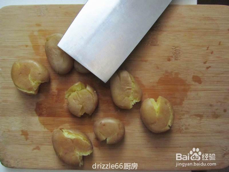锅塌小土豆的做法—先煮后煎滋味佳