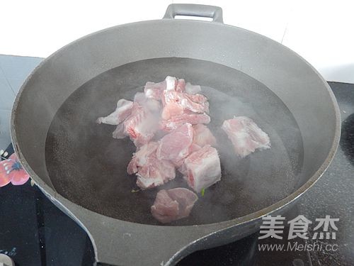 年糕排骨煲的做法