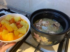 美食汤羹--番茄土豆牛尾汤