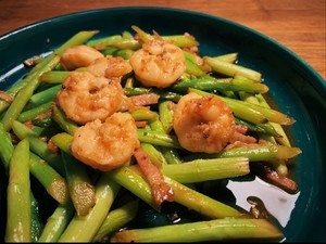虾仁培根炒芦笋的做法