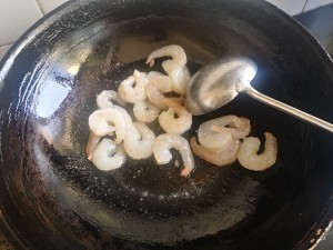 西芹炒虾仁的做法