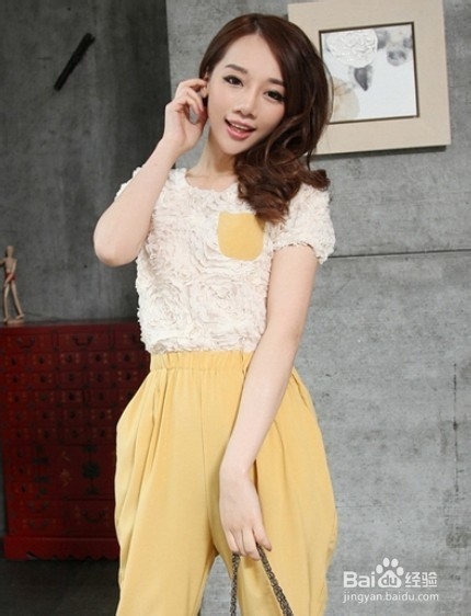 哈伦裤配T恤 藏肉显瘦让身材更苗条