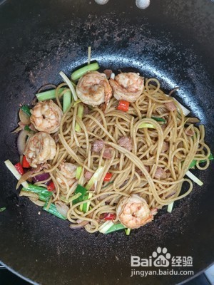 香辣鲜虾培根炒意面的做法