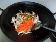 胡萝卜香菇炒肉丝