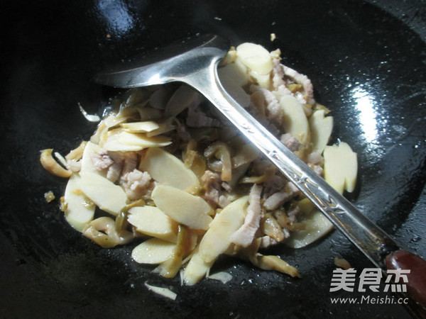 榨菜丝五花肉炒鞭笋