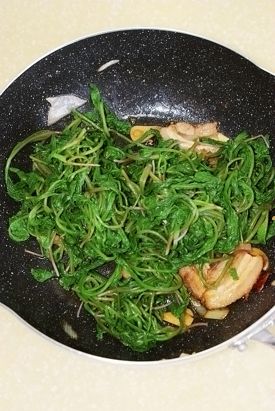 五花肉炒萝卜叶