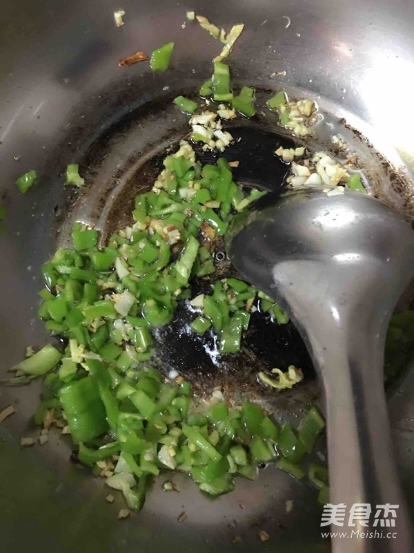 青椒皮蛋的做法