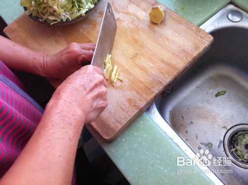 #我的拿手菜#教你烹饪美味的肉丝炒卷心菜