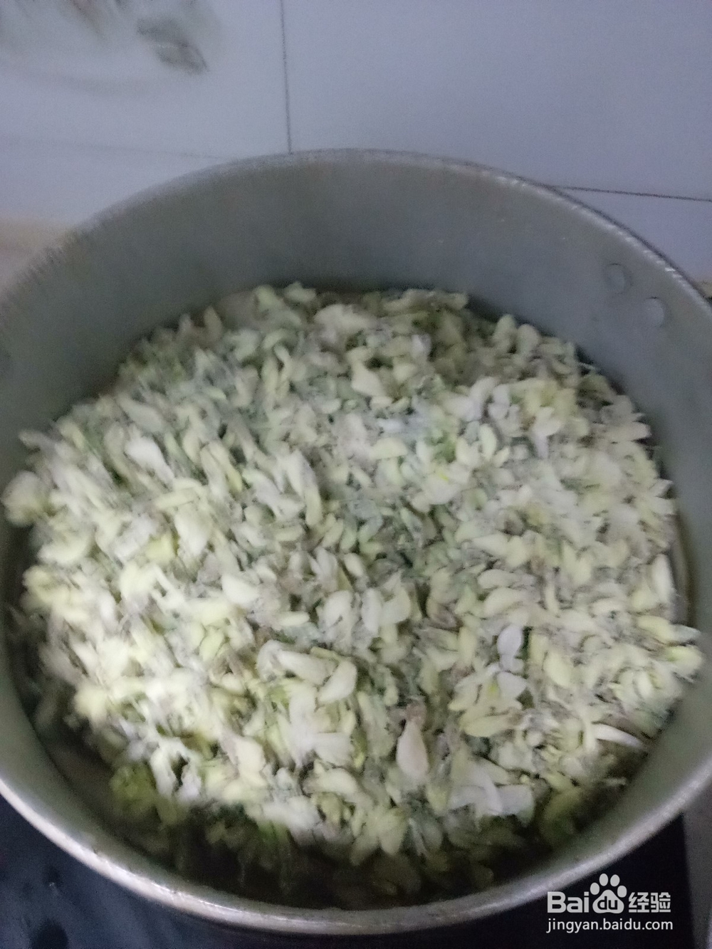 简单的家常蒸槐花