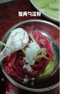 牛肉炒花生芽的做法