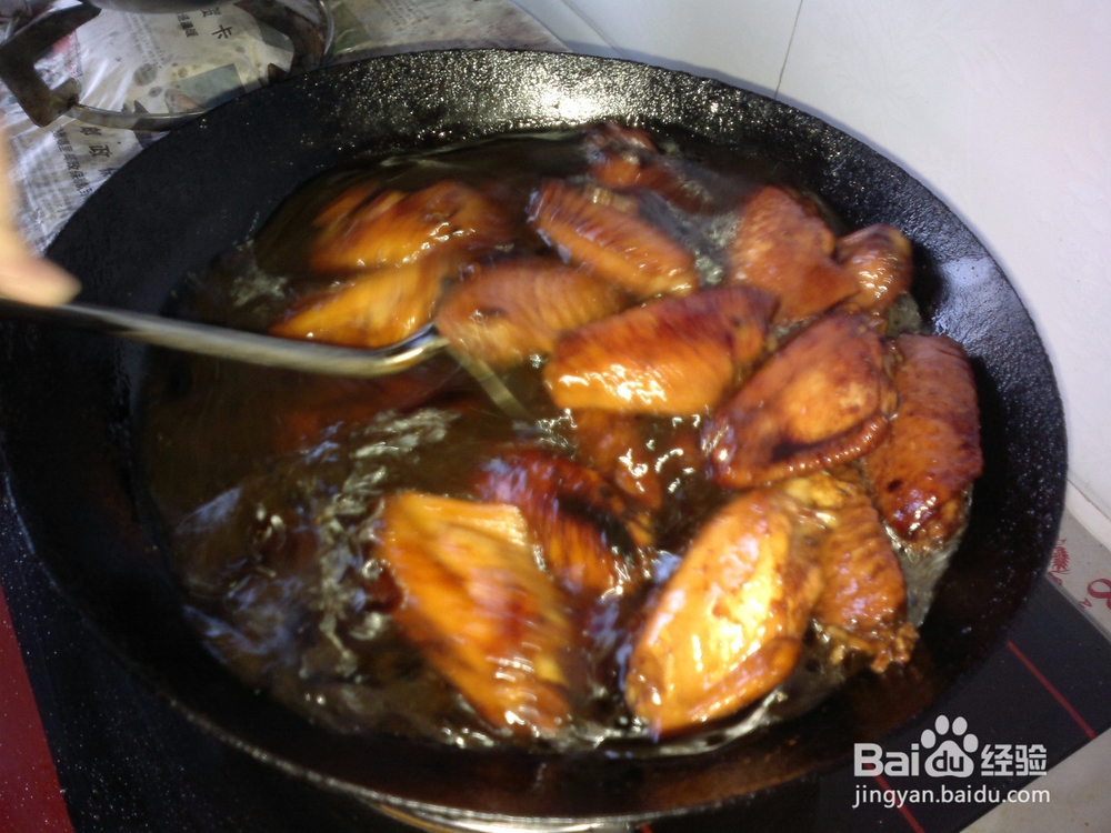 赤酱油亮的红烧鸡翅中的做法