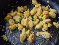 鸭蛋黄秒包大蒜头的美味