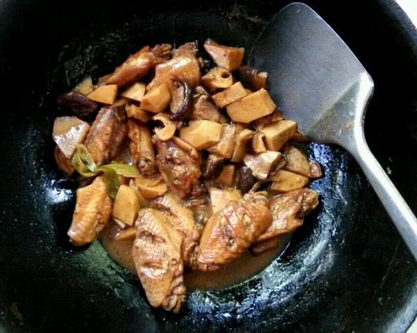 芋头香菇烧鸡翅