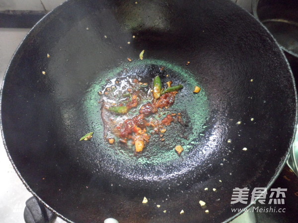 双椒炒肥肠的做法