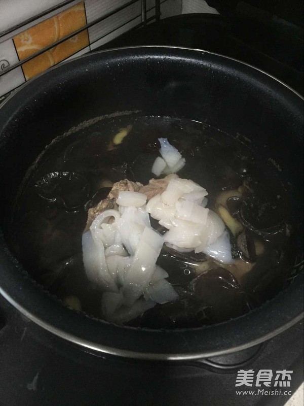 鲜鱿木耳骨头汤