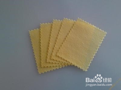 键盘膜上的胶弄到键盘上了怎么去除