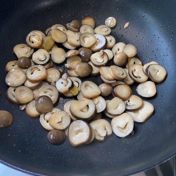 草菇青笋炒腊肉