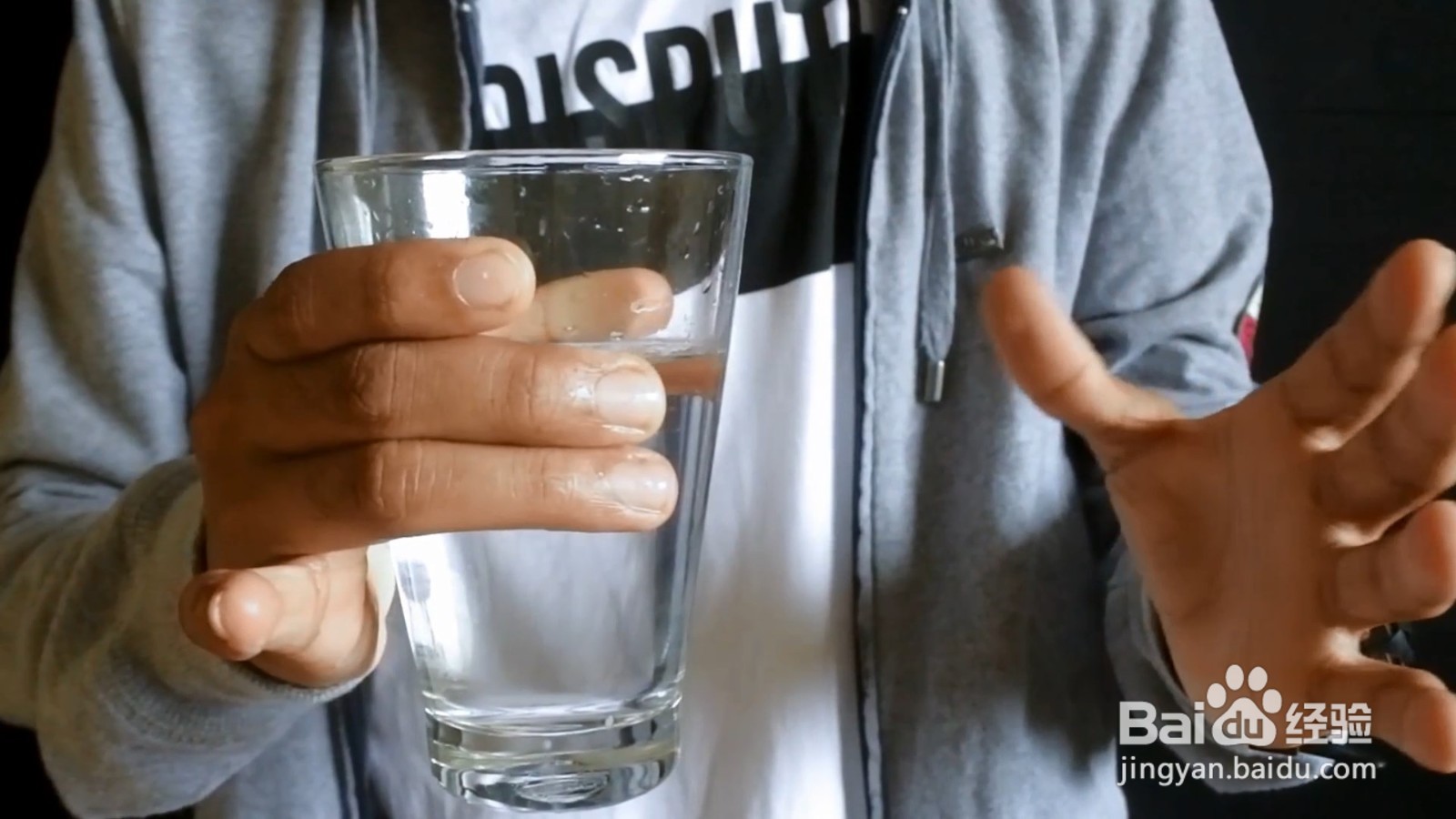 杯子还能隔空移动，真的太有趣了