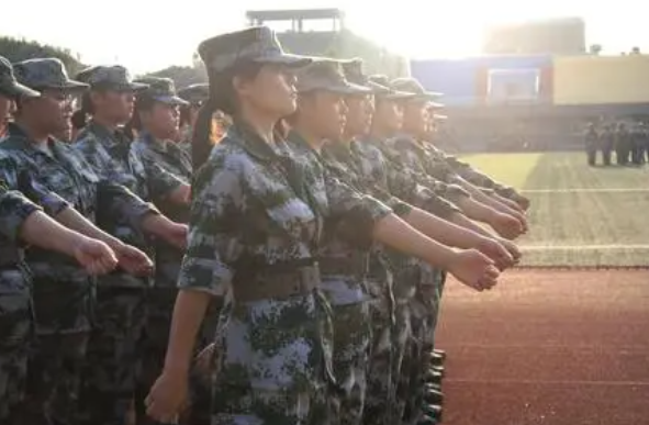 军训女子方阵队进场解说词