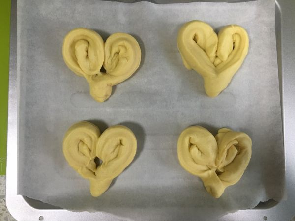 黄桃椰蓉心形面包