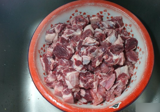 茄子炖土豆和牛肉能一起吃吗