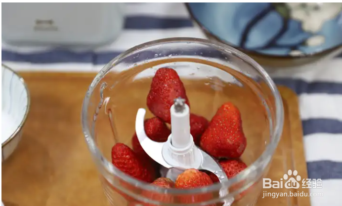 在家学做草莓冰淇淋