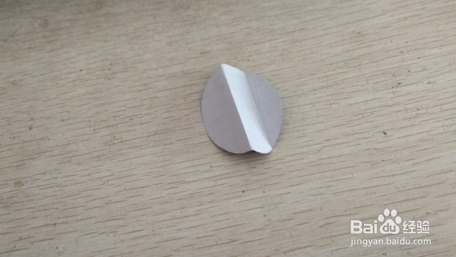 如何用一个圆形纸做中性笔的简易支架
