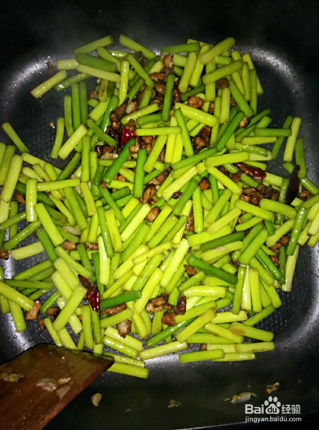 蒜苔炒肉丁的做法