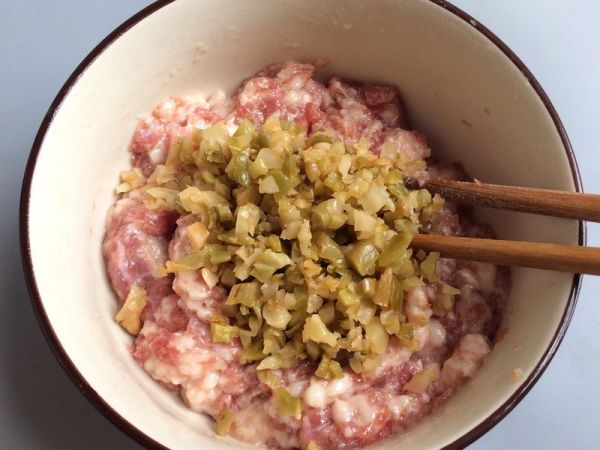 下饭神器：窝蛋榨菜蒸肉饼