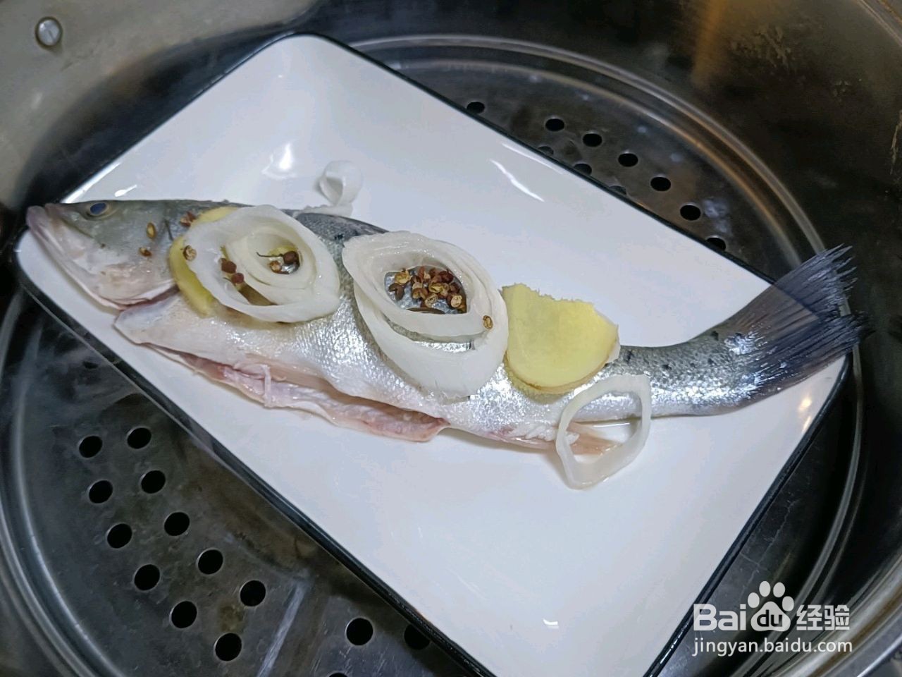 油泼鲈鱼的做法