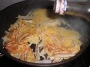 一款咸香的酸咸笋焖排骨完成。