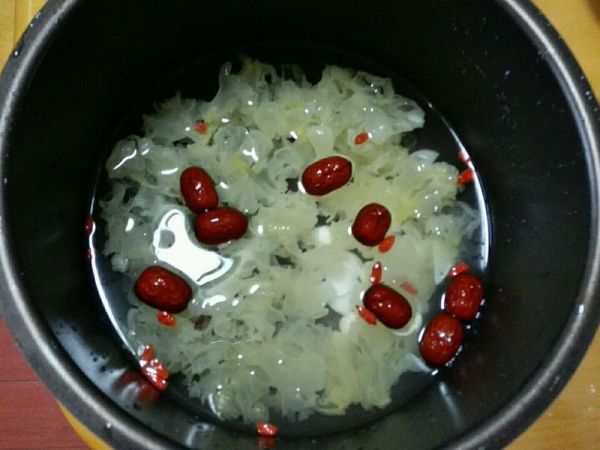 红枣银耳莲子汤