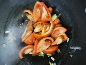 肥牛金针菇西红柿玉米汤的做法