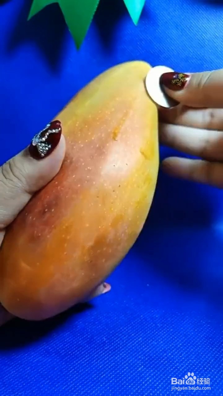 剥芒果的小技巧