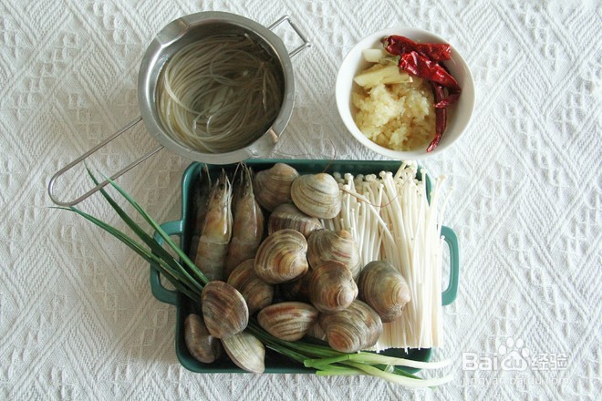 如何在家就能简单制作一份蒜蓉粉丝蛤蜊烤虾呢?