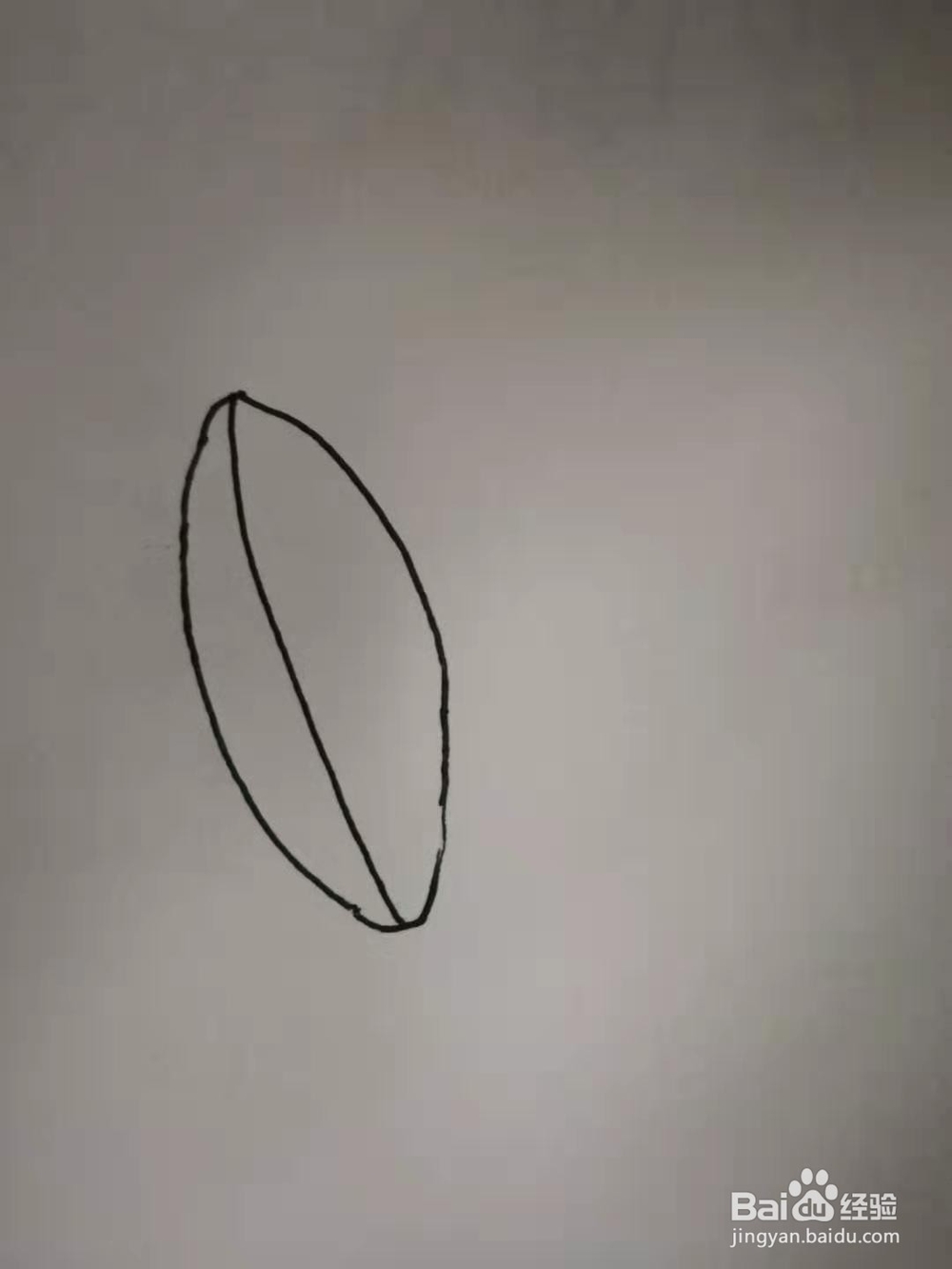 简笔画飞行的橄榄球